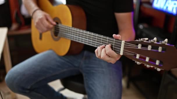 Ung Latinamerikansk Man Musiker Spelar Klassisk Gitarr Musikstudio — Stockvideo