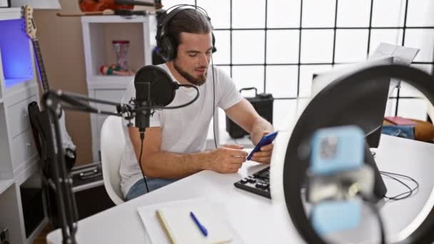 Молодой Латиноамериканец Записывает Видео Выступая Радио Шоу Студии — стоковое видео