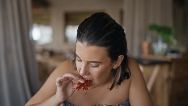 Μια Νεαρή Ισπανίδα Τρώει Κεφάλια Γαρίδας Στο Εστιατόριο — Αρχείο Βίντεο