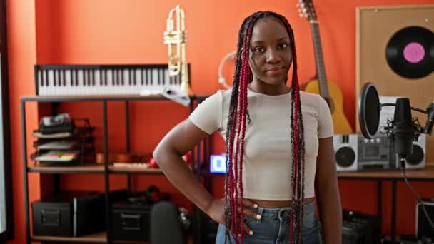 微笑着的非洲裔美国女音乐家 轻松自在地交叉着双臂 美丽地站在音乐演播室里 准备唱出迷人的旋律 — 图库视频影像