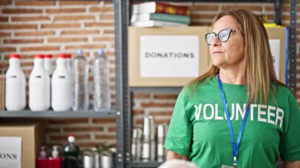 Латиноамериканка Средних Лет Доброволец Стоящая Серьезным Лицом Благотворительном Центре — стоковое видео