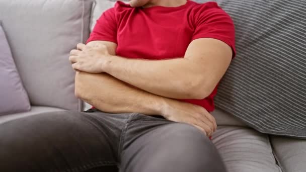 一个年轻 惊慌失措的男人坐在沙发上挠痒痒的形象 这可能会引起皮肤过敏和不适 — 图库视频影像