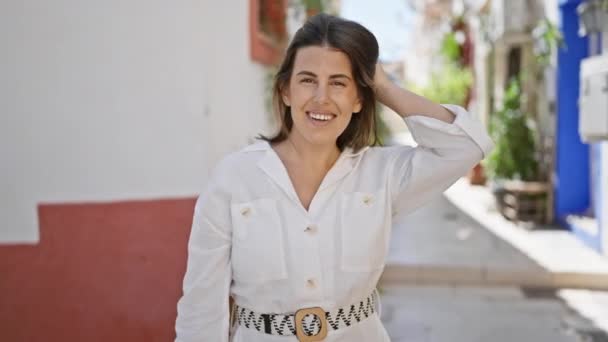Jonge Mooie Spaanse Vrouw Staat Glimlachen Naar Typische Spaanse Oude — Stockvideo