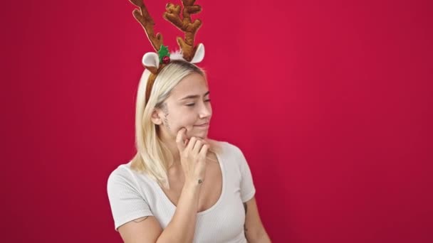 Mujer Hispana Hermosa Joven Con Sombrero Navidad Renos Con Expresión — Vídeos de Stock