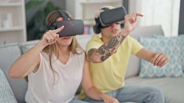 Schönes Paar Spielt Videospiel Mit Virtual Reality Brille Hause — Stockvideo