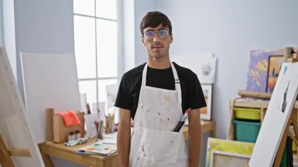 Jonge Aantrekkelijke Spaanse Man Kunstenaar Armen Gekruist Glimlachend Staat Trots — Stockvideo