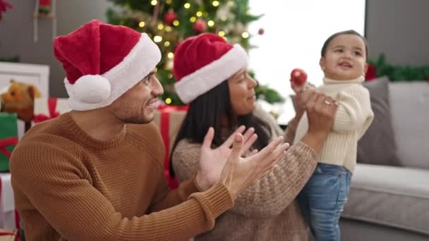 Pareja Hijo Sosteniendo Bola Decoración Sentados Suelo Por Árbol Navidad — Vídeos de Stock