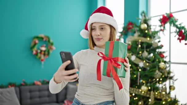 Ung Blond Kvinna Som Håller Julklapp Gör Selfie Med Smartphone — Stockvideo