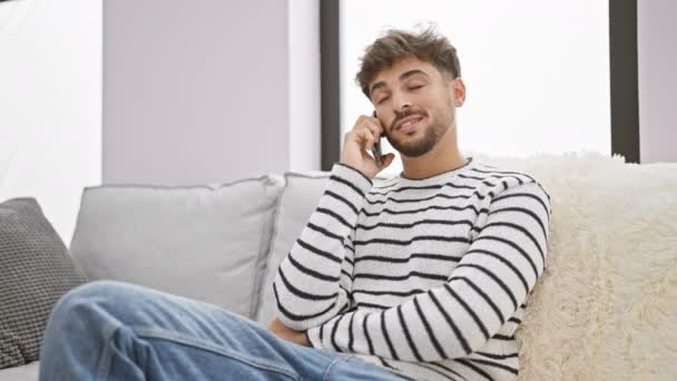 Jeune Homme Arabe Épuisé Assis Sur Son Canapé Salon Absorbé — Video