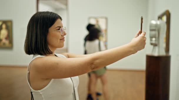 Jovem Bela Mulher Hispânica Visitando Galeria Arte Tirar Fotos Com — Vídeo de Stock