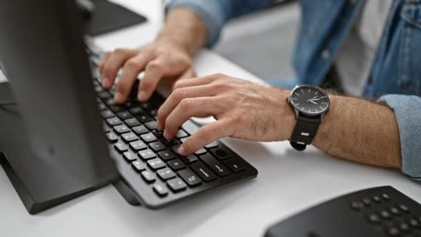 Jovem Hispânico Homem Trabalhador Negócios Usando Computador Com Mãos Juntas — Vídeo de Stock