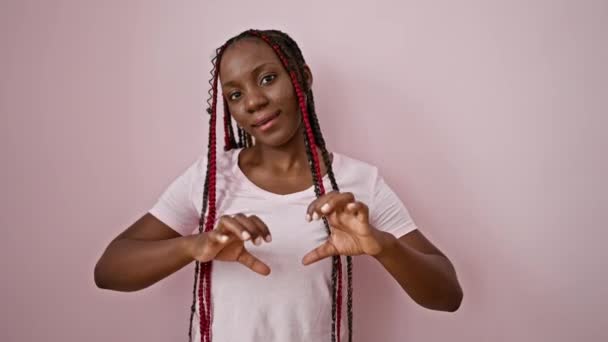Pewna Siebie Afroamerykanka Radością Formująca Rękami Symbol Serca Uśmiechająca Się — Wideo stockowe
