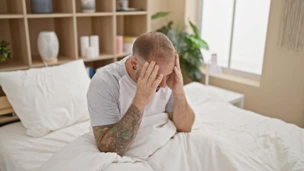 Yorgun Genç Bir Adam Stresli Yatakta Oturuyor Sakin Yatak Odasında — Stok video