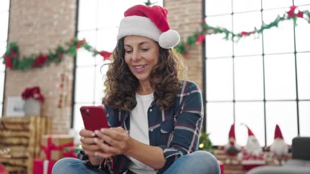 Hiszpanka Średnim Wieku Korzystająca Smartfona Świętującego Boże Narodzenie Domu — Wideo stockowe