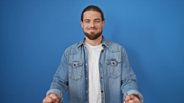 年轻的惊慌失措的男人带着自信的微笑 用中指的手势在孤立的蓝色背景下做着手势 — 图库视频影像