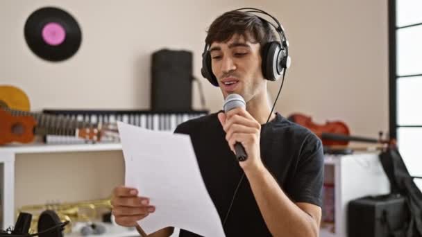 Szenvedélyes Fiatal Spanyol Férfi Egy Jóképű Zenész Egy Dallam Szívében — Stock videók