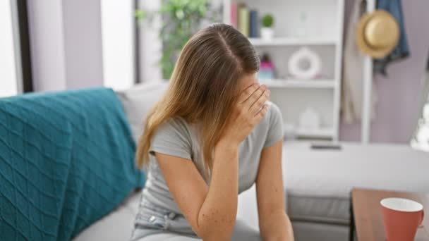 Mujer Rubia Joven Estresada Frustrada Sentada Sola Sofá Casa Infeliz — Vídeo de stock