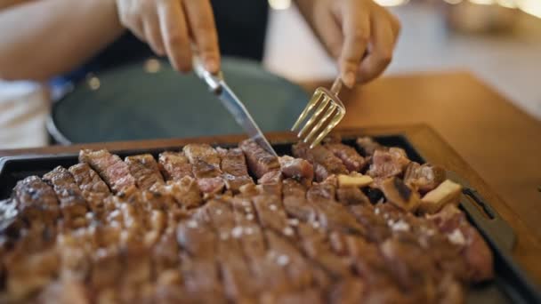 Jeune Belle Femme Hispanique Mangeant Viande Steak Restaurant — Video