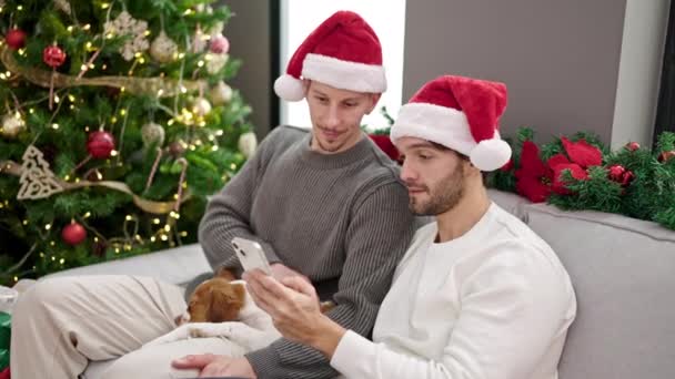 Dois Homens Casal Celebrando Natal Fazer Selfie Por Smartphone Casa — Vídeo de Stock