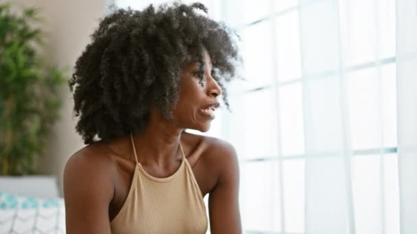 非洲裔美国妇女带着自信的微笑站在一旁在家里讲话 — 图库视频影像