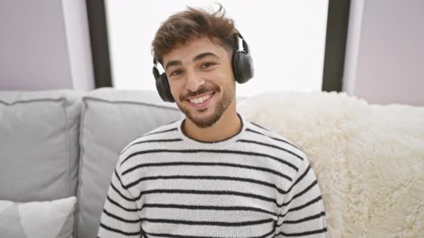 Jovem Homem Árabe Alegre Tirando Fones Ouvido Saboreando Som Música — Vídeo de Stock