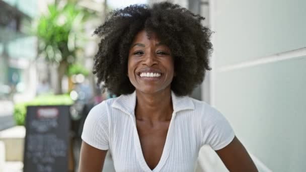 Африканська Американка Яка Впевнено Посміхається Вулиці — стокове відео