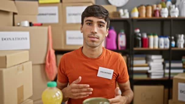 Retrato Corazón Joven Sonriente Hombre Hispano Manos Corazón Voluntariado Centro — Vídeos de Stock