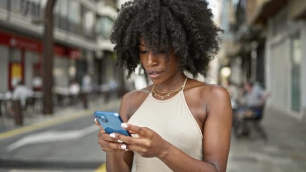 Mujer Afroamericana Usando Smartphone Celebrando Calle — Vídeos de Stock