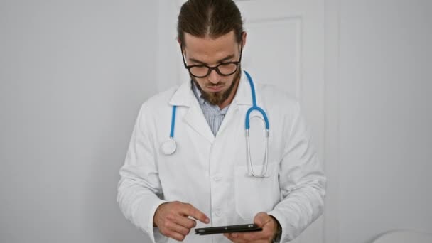 Junger Hispanischer Arzt Mit Touchpad Wartezimmer Der Klinik — Stockvideo