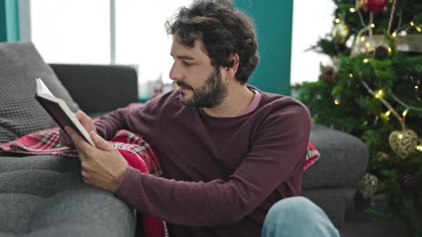 Νεαρός Ισπανόφωνος Διαβάζει Βιβλία Γιορτάζοντας Χριστούγεννα Στο Σπίτι — Αρχείο Βίντεο