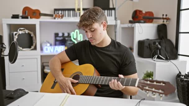 Jovem Homem Hispânico Bonito Pego Melodia Clássica Tocando Sua Guitarra — Vídeo de Stock