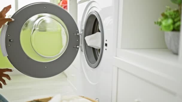 Afrikansk Amerikansk Kvinna Tvättar Kläder Med Smutsig Handduk Tvättstugan — Stockvideo
