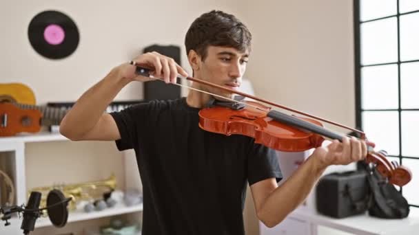 Zelfverzekerde Lachende Jonge Spaanse Artiest Die Vrolijk Viool Speelt Een — Stockvideo