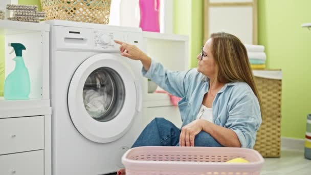 Middelbare Leeftijd Spaanse Vrouw Wassen Kleren Zitten Vloer Wasruimte — Stockvideo