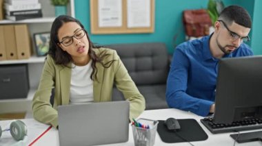 Aşırı çalışma ve stres! İki iş adamı, bir erkek ve bir kadın, ofis masasında iş stresiyle boğuşuyorlar, toplantılar, dönüm noktaları ve teslim tarihleri ile boğuşuyorlar.