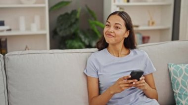 Güzel bir çift kahvaltı kahvesini birlikte içiyor, oturma odasındaki kanepelerinde rahat rahat oturuyorlar, evlerinde cep telefonlarıyla canlı bir online sohbete dalmışlar.