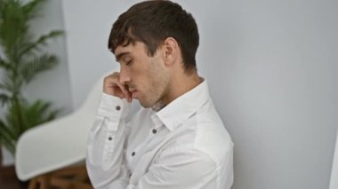 Yorgun genç İspanyol bir adam, profesyonel bir çalışan, lobide bir iş görüşmesi beklerken uykuya dalıyor; yorgun portresi bekleme odasında yalnız başına oturuyor.