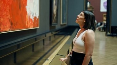 Güzel İspanyol bir kadın Viyana 'daki sanat müzesini ziyaret ediyor.