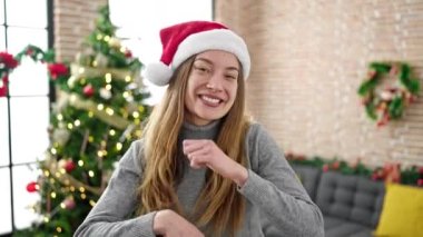 Kafkasyalı genç bir kadın evde Noel dansını kutluyor.