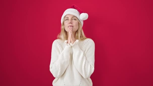 Mujer Rubia Joven Con Sombrero Navidad Rezando Cruzando Los Dedos — Vídeos de Stock