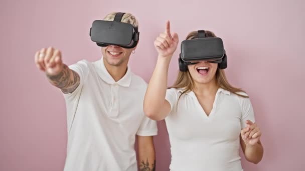Schönes Paar Spielt Videospiel Mit Virtual Reality Brille Über Isoliertem — Stockvideo