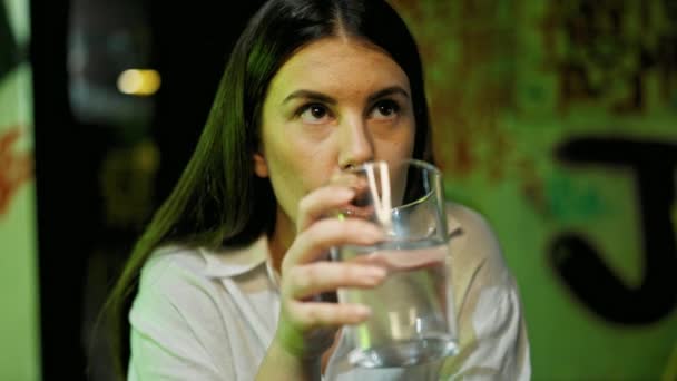 Молода Красива Іспаномовна Жінка Склянку Води Ресторані — стокове відео