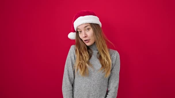 Joven Mujer Caucásica Sonriendo Confiada Usando Sombrero Navidad Sobre Fondo — Vídeo de stock