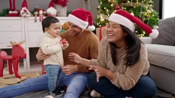 Pareja Hijo Sentados Suelo Por Árbol Navidad Jugando Casa — Vídeos de Stock