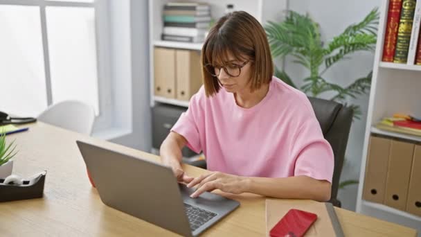 Zelfverzekerde Blije Spaanse Vrouw Werkt Laptop Jonge Mooie Zakelijke Werknemer — Stockvideo