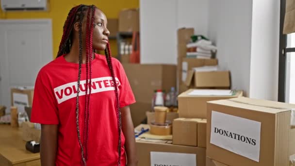 Mujer Afroamericana Sonriente Con Confianza Pie Voluntariado Centro Caridad Personificación — Vídeo de stock