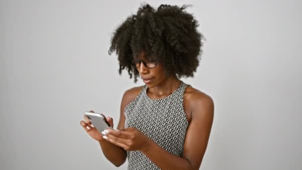 스마트폰을 아프리카계 미국인 비즈니스 노동자는 배경에 놀라게 — 비디오