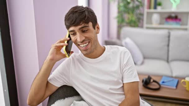 Красивий Молодий Іспаномовний Чоловік Сочиться Впевненості Радісно Посміхається Втягнувшись Телефонну — стокове відео
