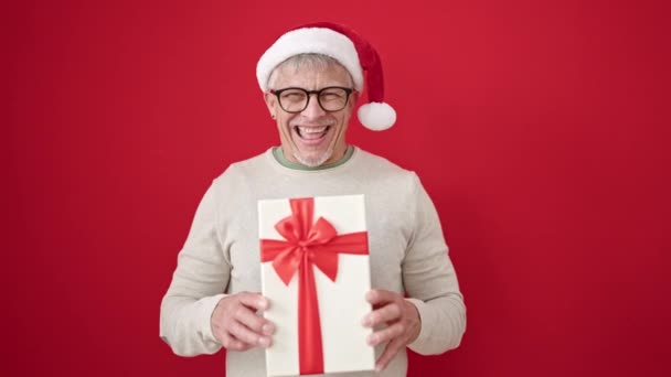 Μεσαίωνας Γκριζομάλλης Άντρας Χαμογελά Σίγουρος Κρατώντας Χριστουγεννιάτικο Δώρο Πάνω Από — Αρχείο Βίντεο