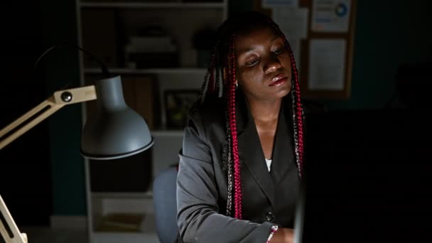Εξαντλημένη Αφροαμερικανίδα Επιχειρηματίας Όμορφη Κοτσίδες Που Υποφέρει Από Καρδιακή Προσβολή — Αρχείο Βίντεο